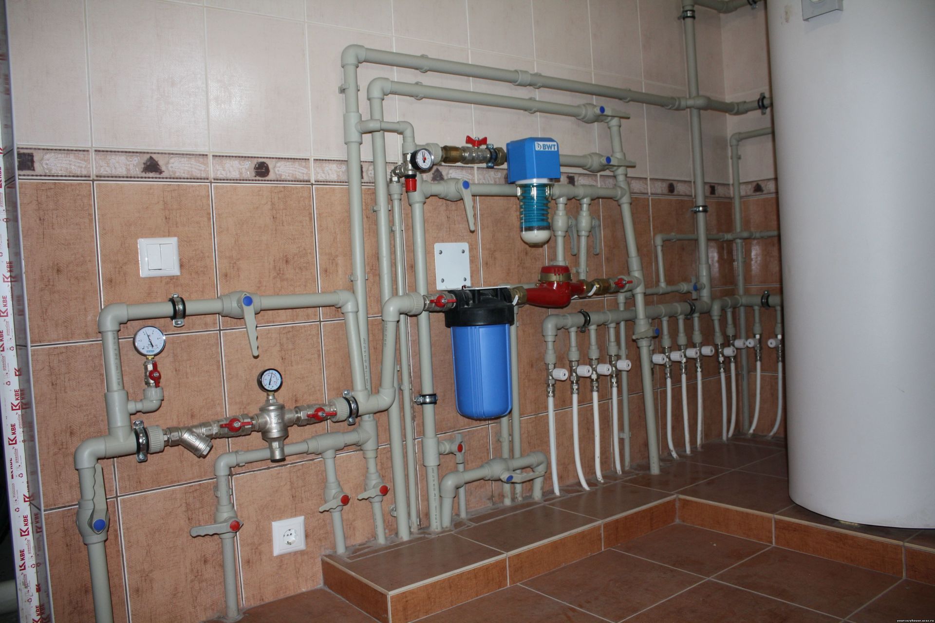 Каковы требования к безопасности при разводке воды по дому?